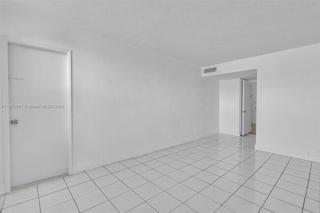 Building Photo - 1398 NE 191st St