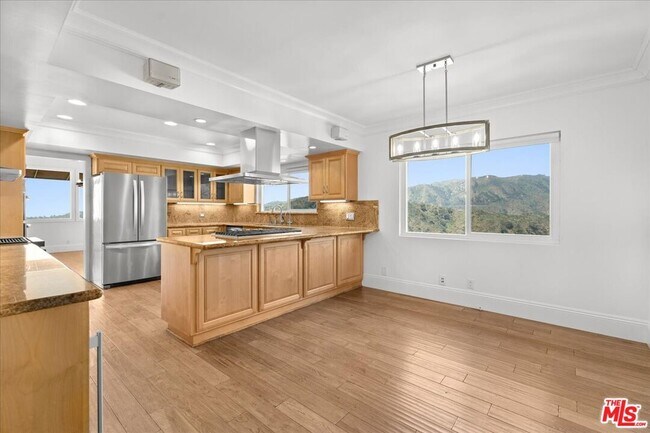 Building Photo - 2255 Westridge Rd