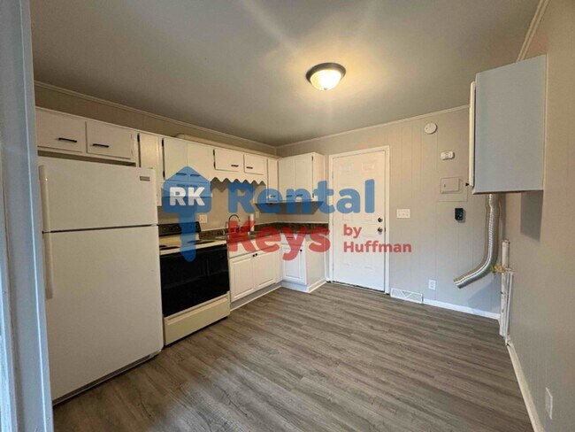 Building Photo - Three Bedroom Duplex