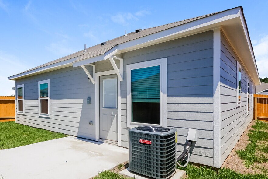 Building Photo - 16430 Honeysuckle Hl Dr
