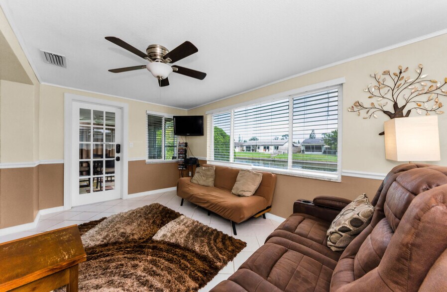 Family den. Recliner couch (3 seatings) and one fold out. Smart TV. Water view! - 3931 Sail Dr