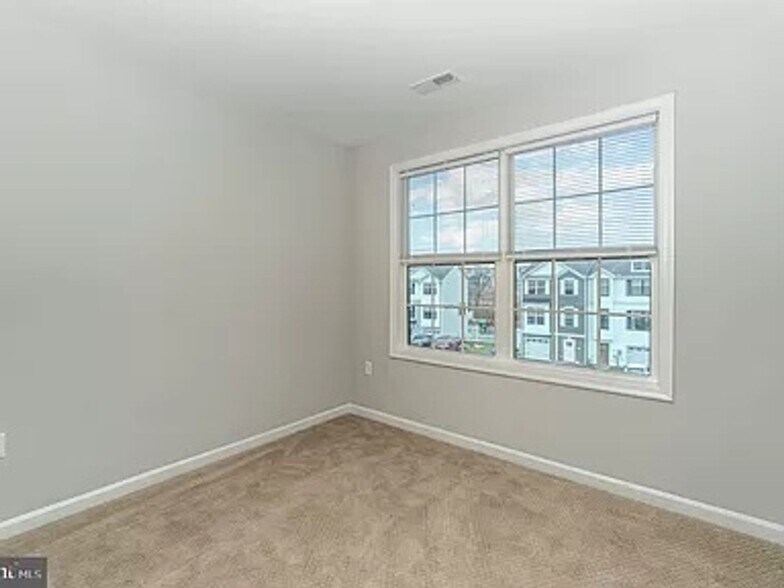 Building Photo - 502 Charles Ave