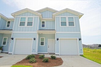 Building Photo - Spacious 3BR/2.5BA Townhome with 1-Car Garage in Admiral’s Quarters—Pool, Dog Park, Near 9 Mile R...