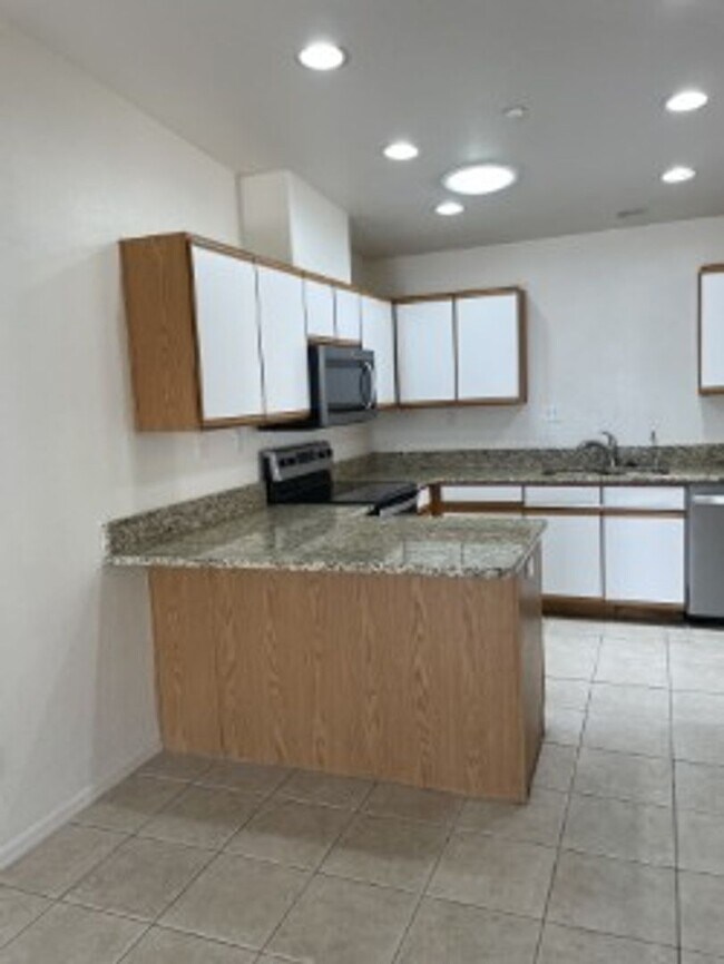 Building Photo - LAKE1335