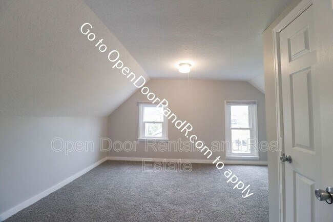 Building Photo - 1209 Summit St