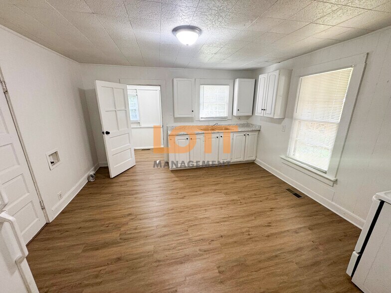 Building Photo - 24 Looper St