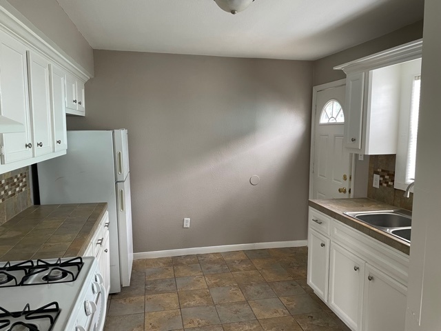Kitchen - 3450 Blodgett St