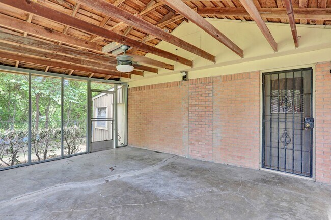 Building Photo - Convenient Living in Dallas – 3BR/2BA Home...