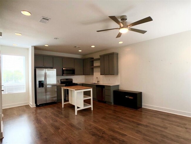 Building Photo - 3007 E 12th St