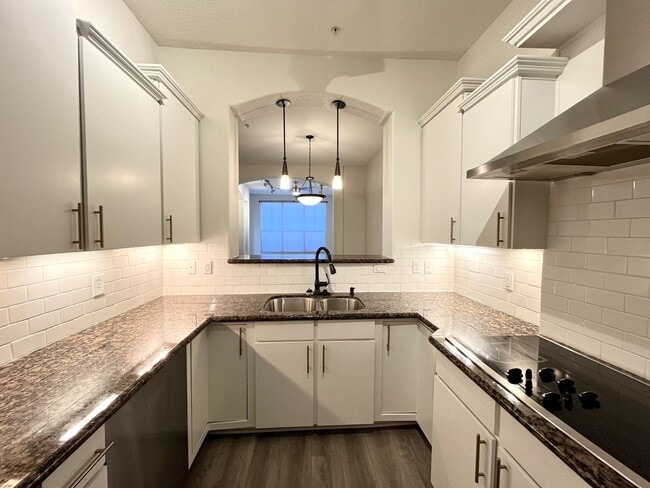 Building Photo - BEAUTIFUL CONDO WITH AMENITIES NEAR VANDERBILT!