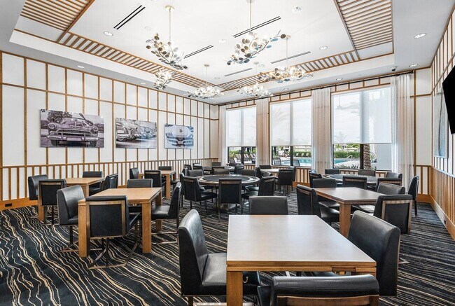 Building Photo - 8330 Essex Country Clb Dr