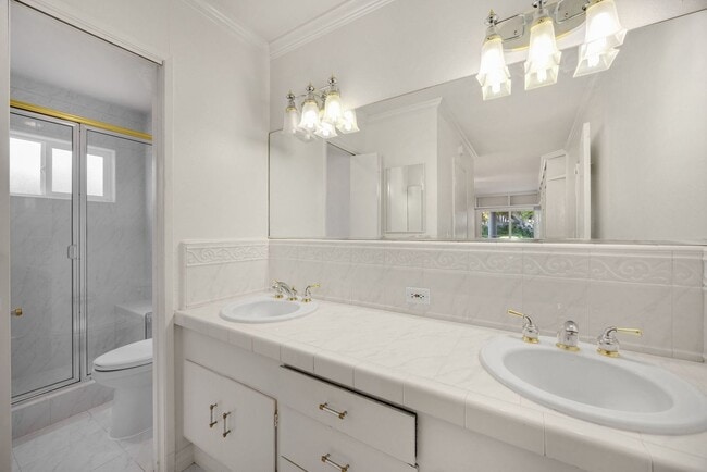 Building Photo - Adorable 3 Bed / 2 Bath Home w/ Detached 2 Car Garage