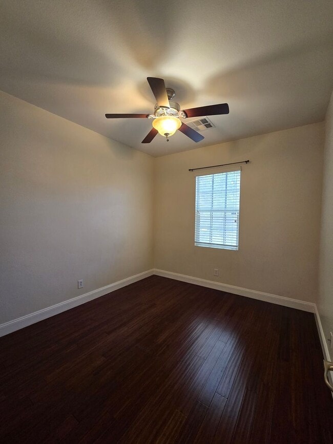 Building Photo - A Beautiful Single Story Townhouse! 3 Bed,...