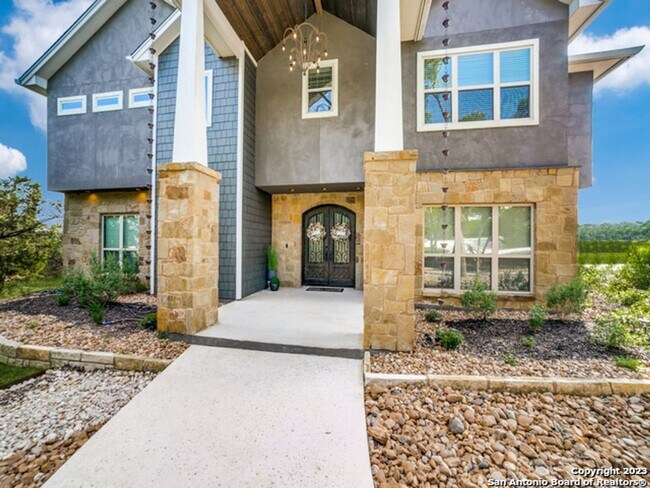 Building Photo - 5 Bedroom/3.5 Bathroom Home in the Ensenad...