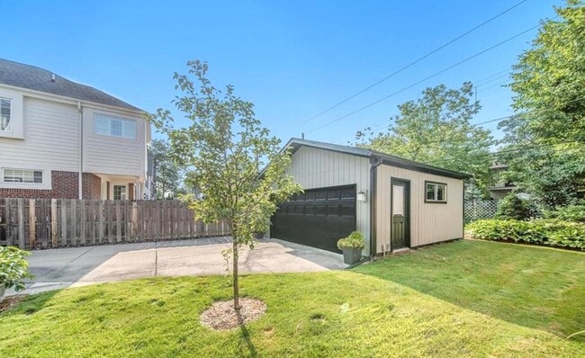 Building Photo - 986 Smith Ave