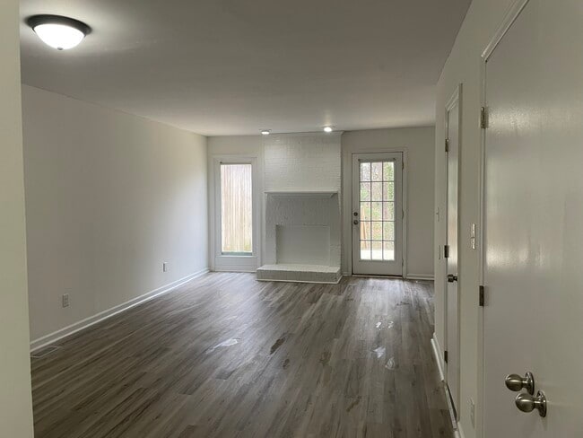 Building Photo - 6909 Glendower Rd