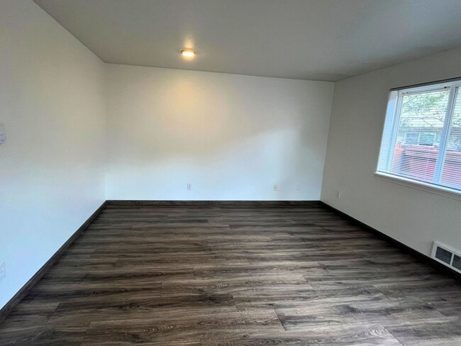 Building Photo - (BRO) 2 Bedroom/2 Bathroom with a Loft