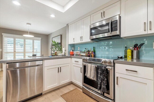 Building Photo - Hamilton Place Townhome