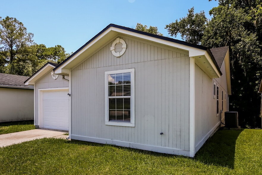 Building Photo - 282 Aquarius Cir W
