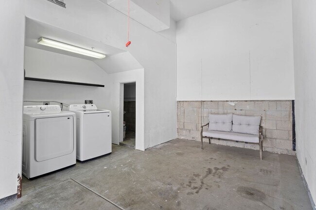 Building Photo - 631 3rd St