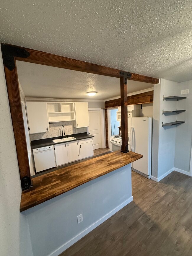 Building Photo - 305 Calistoga St W
