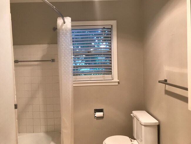 Building Photo - 3 bedrooms, 1.5 bath, close to Brookside restaurants, shopping and entertainment.