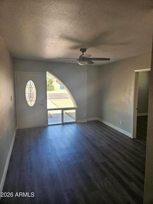 Building Photo - 1325 E Vista Ave