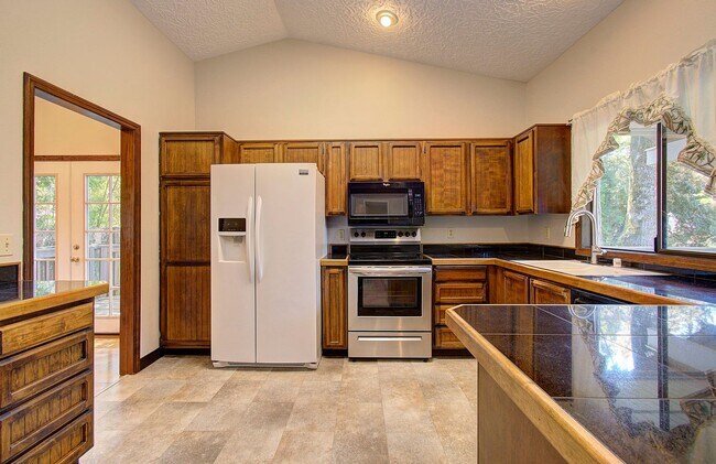 Building Photo - Spacious 3-Bedroom Home with Private Backyard Oasis