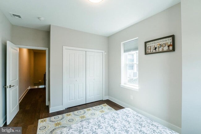 Building Photo - 4841 Larchwood Ave