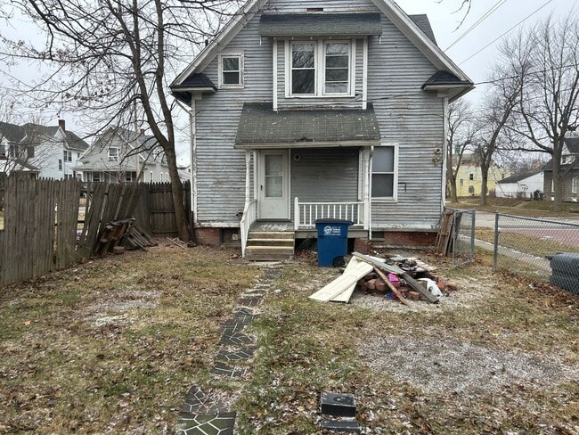 Building Photo - 3 Bedroom House