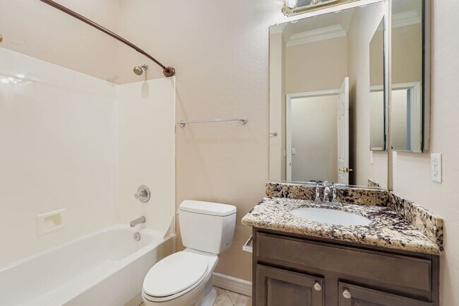 Building Photo - Beautiful, Secluded 3 bedroom home on golf...