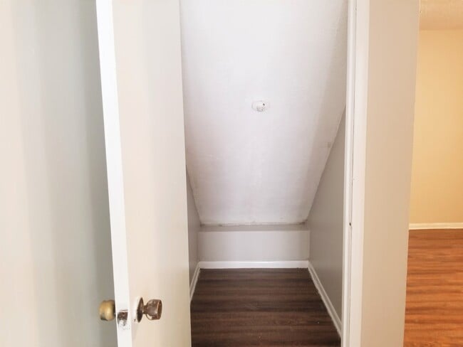 Building Photo - CHARMING TWO BEDROOM HOME MOVE-IN READY!!!