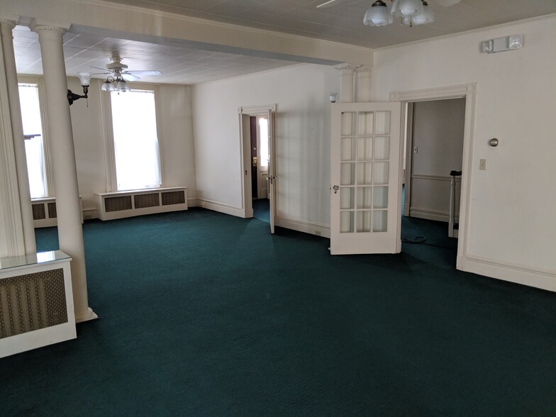 Building Photo - 412 Main St