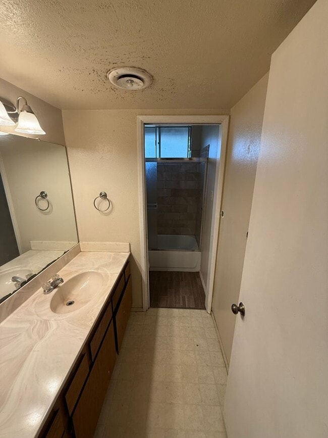 Building Photo - Spacious 4-Bedroom Home in Northeast Baker...