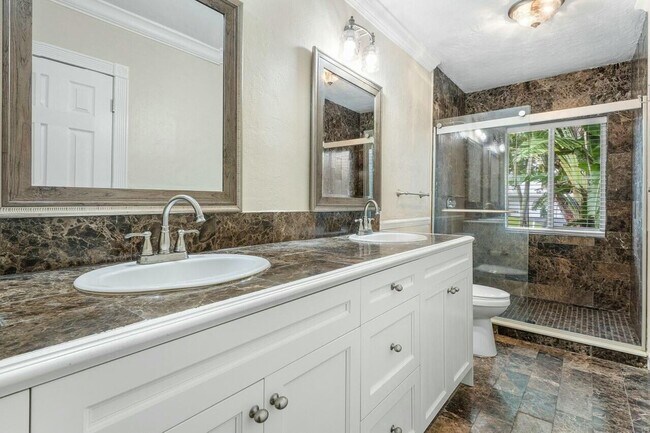 Building Photo - 121 NE Spanish Ct