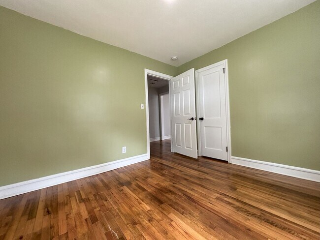 Building Photo - Get on over to Glendale!