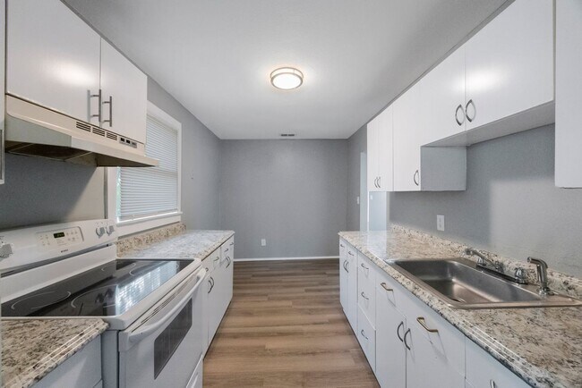 Building Photo - Cute 3bdrm/1bath House ** Section 8 OK ** ...