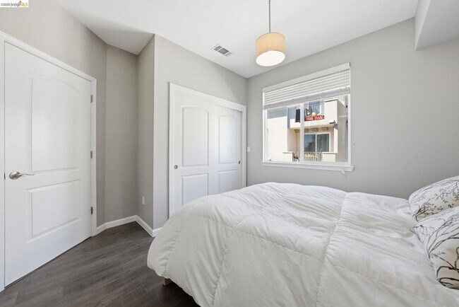 Building Photo - 817 Estancia Ter