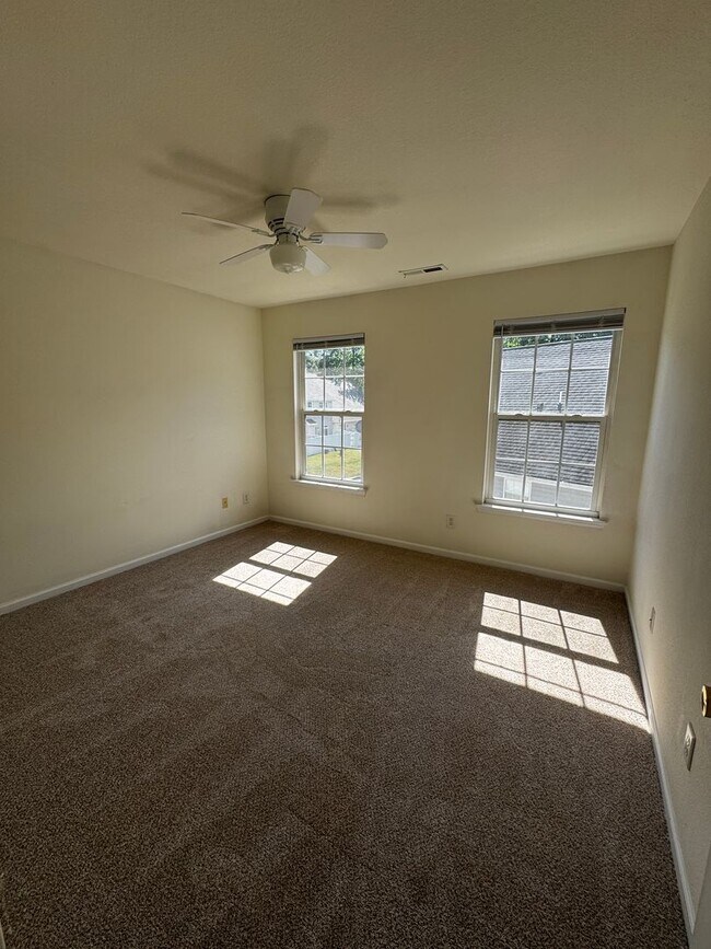 Building Photo - BEAUTIFUL OPEN FLOOR PLAN