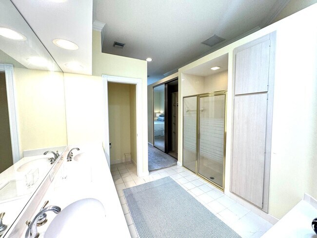 Building Photo - 2871 SW Brighton Way