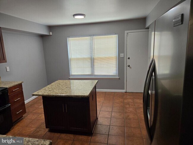 Building Photo - 33 S Ann St