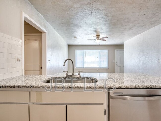 Building Photo - 2132 Andover Ct