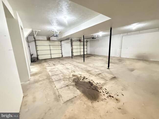 Building Photo - 1234 Lakeview Dr