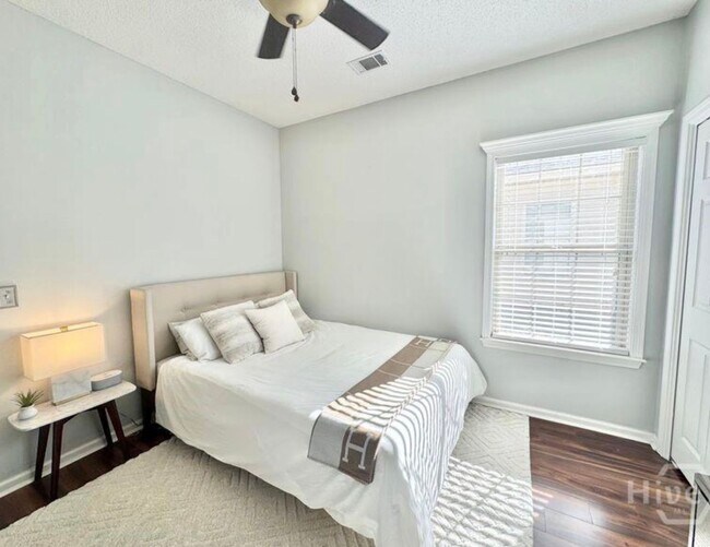 Building Photo - Beautifully designed end unit townhome Available 1/6/26