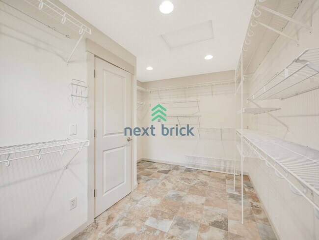 Building Photo - 4 bedroom, 2.5 Bathroom, 3 car garage Craftsman style home in Bellevue, WA