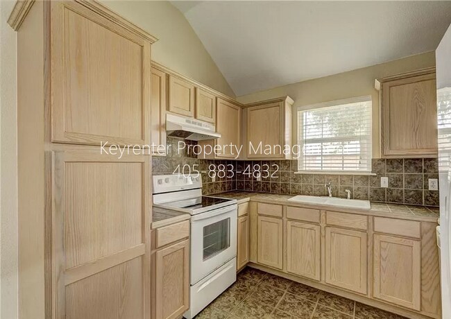 Building Photo - Gorgeous 3 bedroom 2 Bath and 2 Car Home in the Heart of Yukon