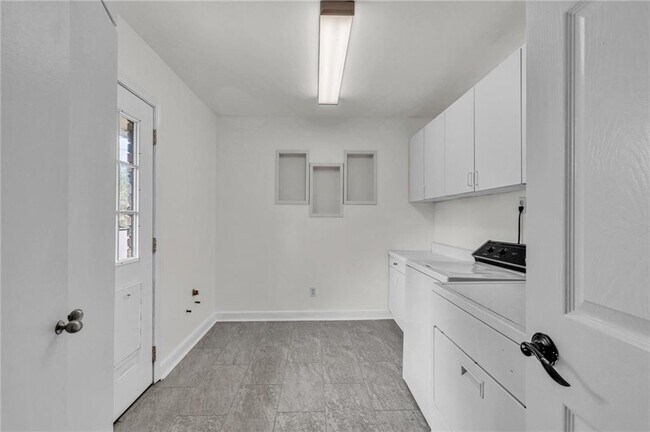 Building Photo - 318 Tyrone Rd