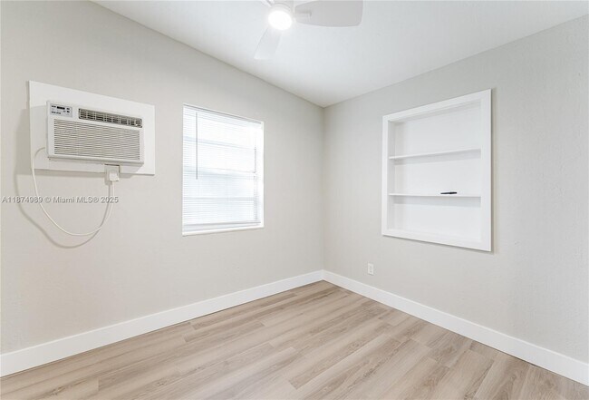 Building Photo - 1560 NE 42nd St