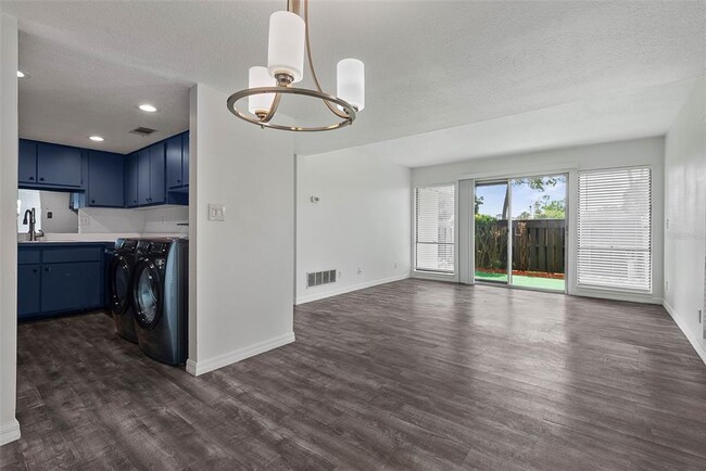 Building Photo - 60 Club House Dr