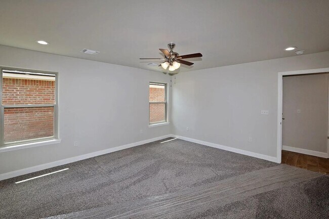 Building Photo - 7605 Woodford Ave
